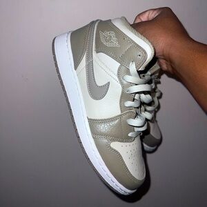 Excellent condition 10/10 - very cute very comfortable 

- Worn once